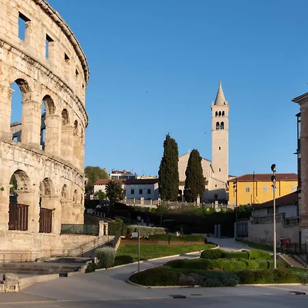 Between And Sea Pula
