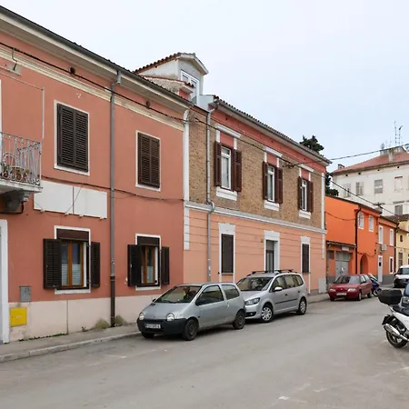 Between And Sea Pula
